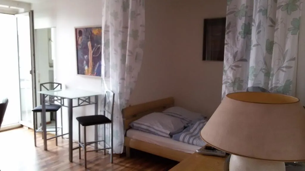 Easy-Bedsit Apartment 1 Düsseldorf 0*,