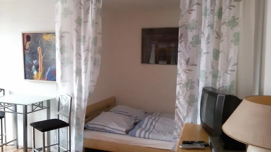 Easy-Bedsit Apartment 1 Düsseldorf 0*,  Almanya